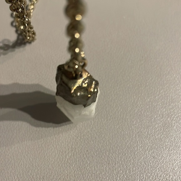 White natural stone pendant necklace - Picture 12 of 16